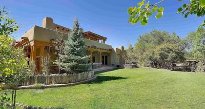 Green Acres Luxury Estate on 4 Acres 8m to Plaza!