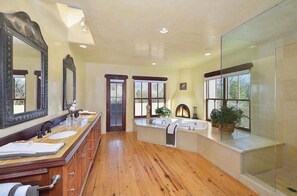 Spa - Green Acres Luxury Estate on 4 Acres 8m to Plaza! (Santa Fe)