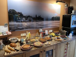 Tägliches Frühstücksbuffet (15 EUR pro Person)