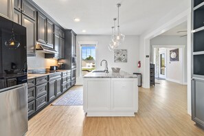 Fridge, microwave, oven, stovetop - Bay view | 3BR House | Hot Tub & Private Dock (Virginia Beach)