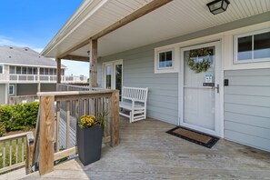 Terrace/patio - Bay view | 3BR House | Hot Tub & Private Dock (Virginia Beach)