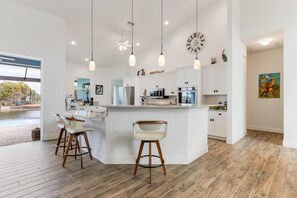 Kylskåp, mikrovågsugn, ugn och spishäll