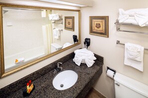 وحدات دش مع أحواض استحمام، مجففات شعر، مناشف، صابون