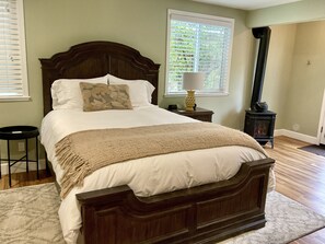 1 bedroom, desk, iron/ironing board, free WiFi - Wine Country Retreat w Pool & Spa - Near Vineyards (Santa Rosa)