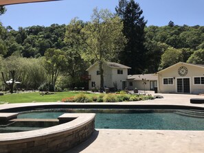 Una piscina al aire libre, una piscina climatizada