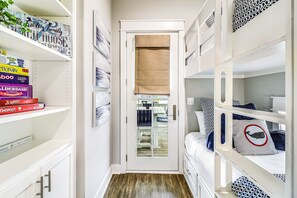 4 habitaciones, tabla de planchar con plancha, wifi y ropa de cama 