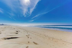 Plage, chaises longues, serviettes de plage