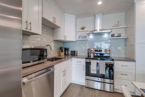 Refrigerador, microondas, horno, placa de cocina