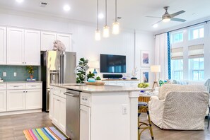 ثلاجة، ميكروويف، فرن، موقد طهي مسطح