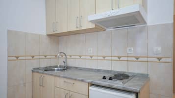 Fridge, microwave, stovetop, cookware/dishes/utensils