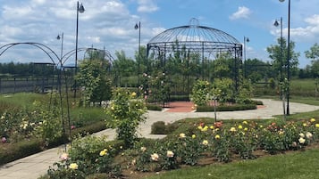 Ein Garten mit einem Gartenhaus, Wegen und Laternen.