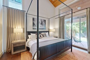 3 bedrooms, iron/ironing board, free internet, bed sheets