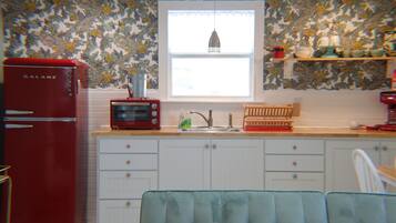 Een koelkast, een microgolfoven, een oven