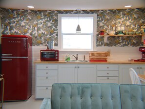 Kjøleskap, mikrobølgeovn, ovn og kaffetrakter/tekoker