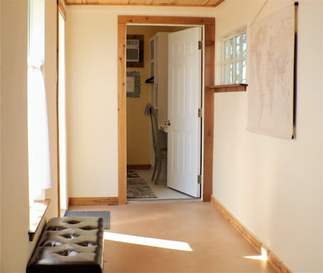 Interior. Private Country Cottage 17 minutes from Baylor and the Silos