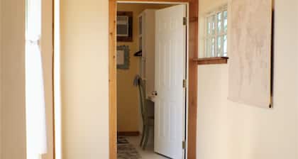 Private Country Cottage 17 minutes from Baylor and the Silos