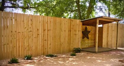 Private Country Cottage 17 minutes from Baylor and the Silos