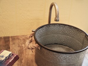 Ensemble douche/baignoire, serviettes fournies, savon, shampoing