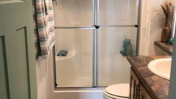 Douche, serviettes fournies, savon, shampooing