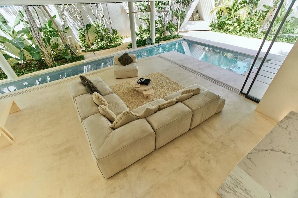 Alberca techada y alberca al aire libre