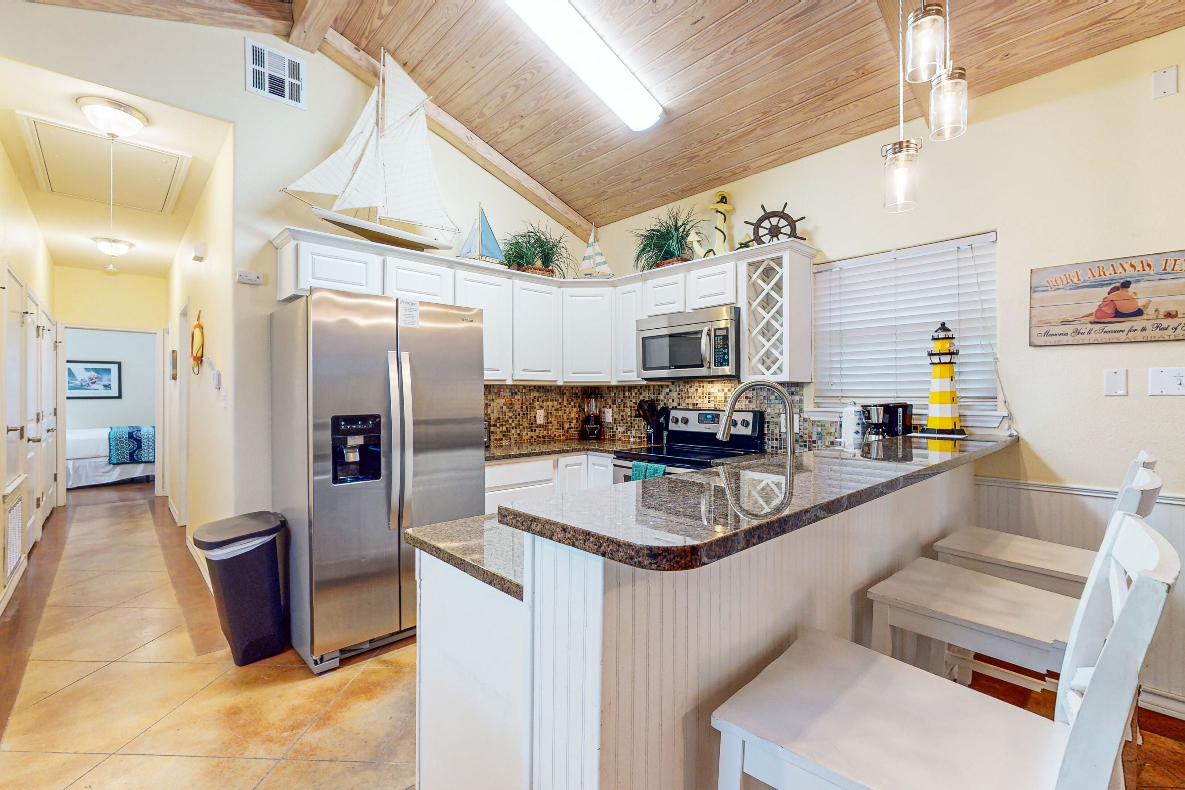 Jääkaappi, mikroaaltouuni, uuni, liesi