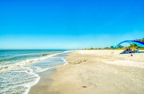 Sulla spiaggia, lettini da mare, teli da spiaggia
