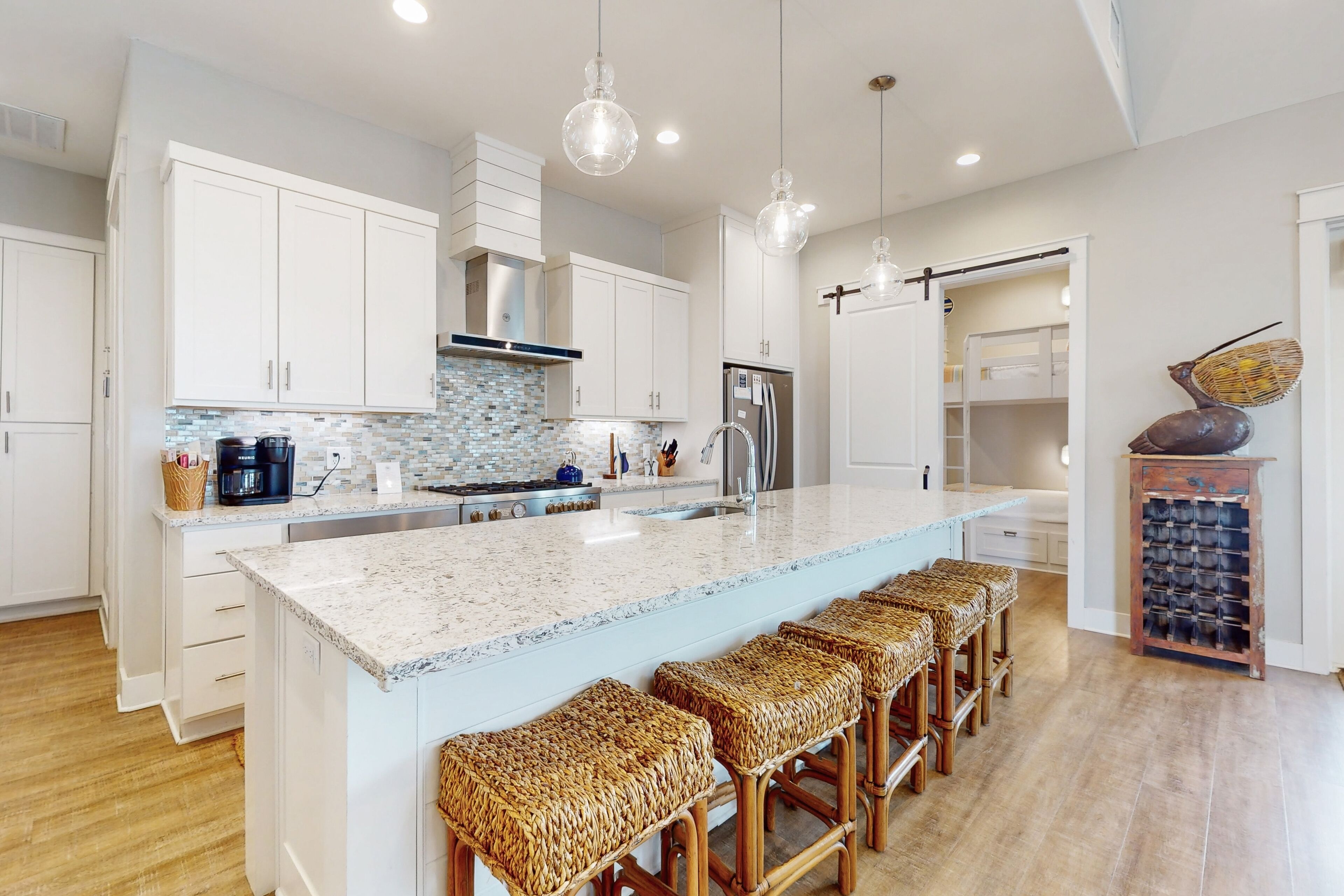 Jääkaappi, mikroaaltouuni, uuni, astianpesukone