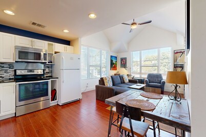 Modern, Dog-Friendly Flat with WiFi & Garage Parking - Unbeatable Location