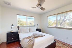 1 habitación, escritorio y tabla de planchar con plancha 