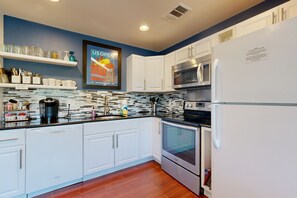 Réfrigérateur, four à micro-ondes, un four, surface de cuisson