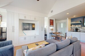 Flat-screen TV, books - Modern, Dog-Friendly Flat with WiFi & Garage Parking - Unbeatable Location (Austin)