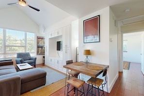 Interior - Modern, Dog-Friendly Flat with WiFi & Garage Parking - Unbeatable Location (Austin)