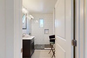 Articles de toilette (gratuits), séchoir à cheveux, serviettes fournies