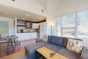 Téléviseur à écran plat, livres