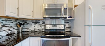 Modern, Dog-Friendly Flat with WiFi & Garage Parking - Unbeatable Location