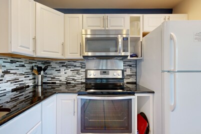 Modern, Dog-Friendly Flat with WiFi & Garage Parking - Unbeatable Location