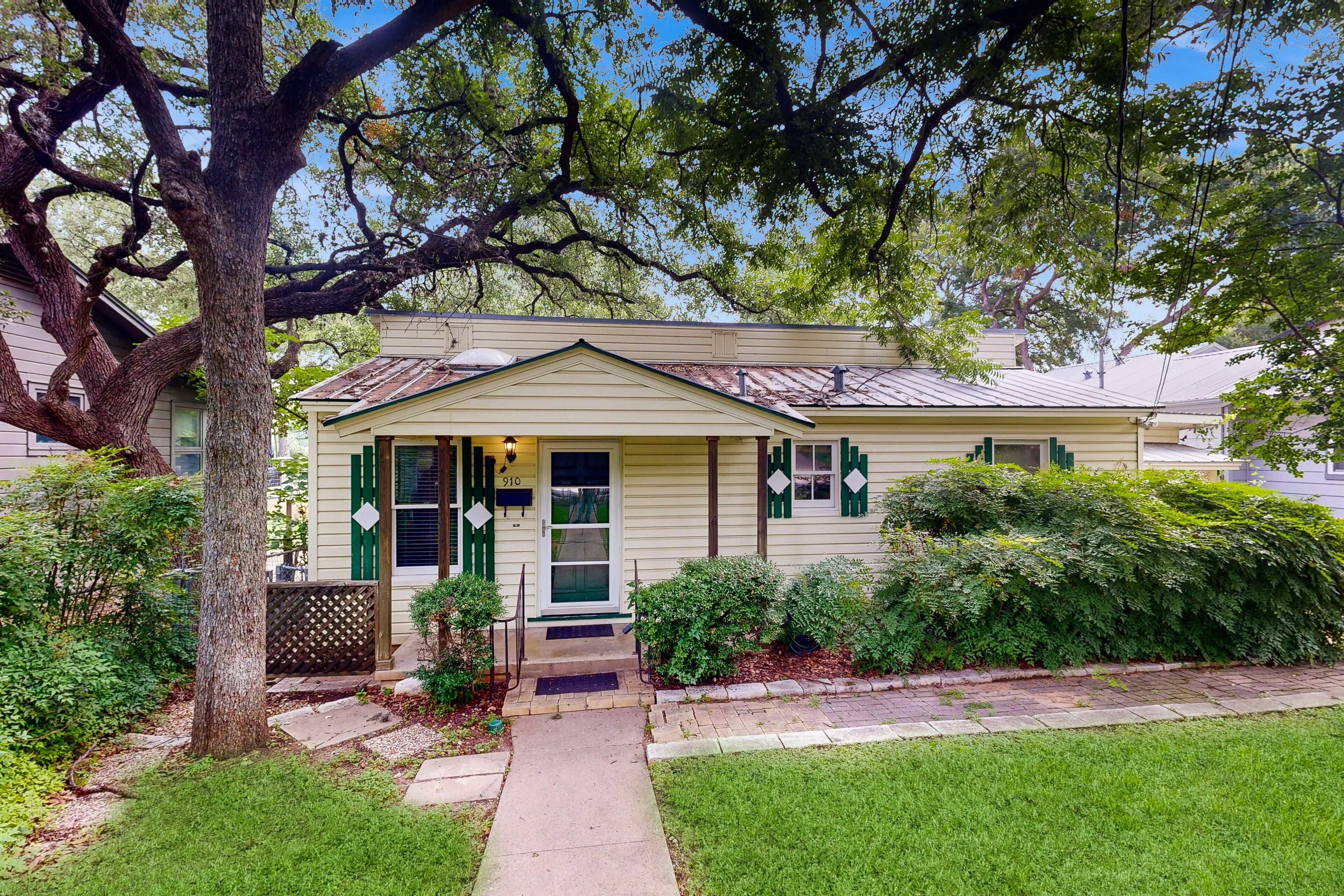 Chill-Ville: Hip South Austin Hangout w/ Unique Features - Fall Discounts