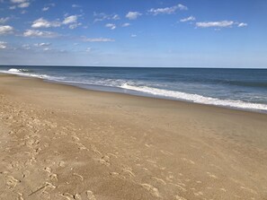 Tæt på stranden, liggestole, badehåndklæder
