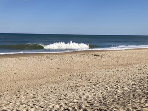 Plage à proximité, chaise longue, serviettes de plage