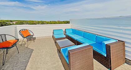Lavish eastside retreat with private rooftop deck near dining & entertainment