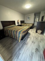Escritorio, cortinas blackout y tabla de planchar con plancha 