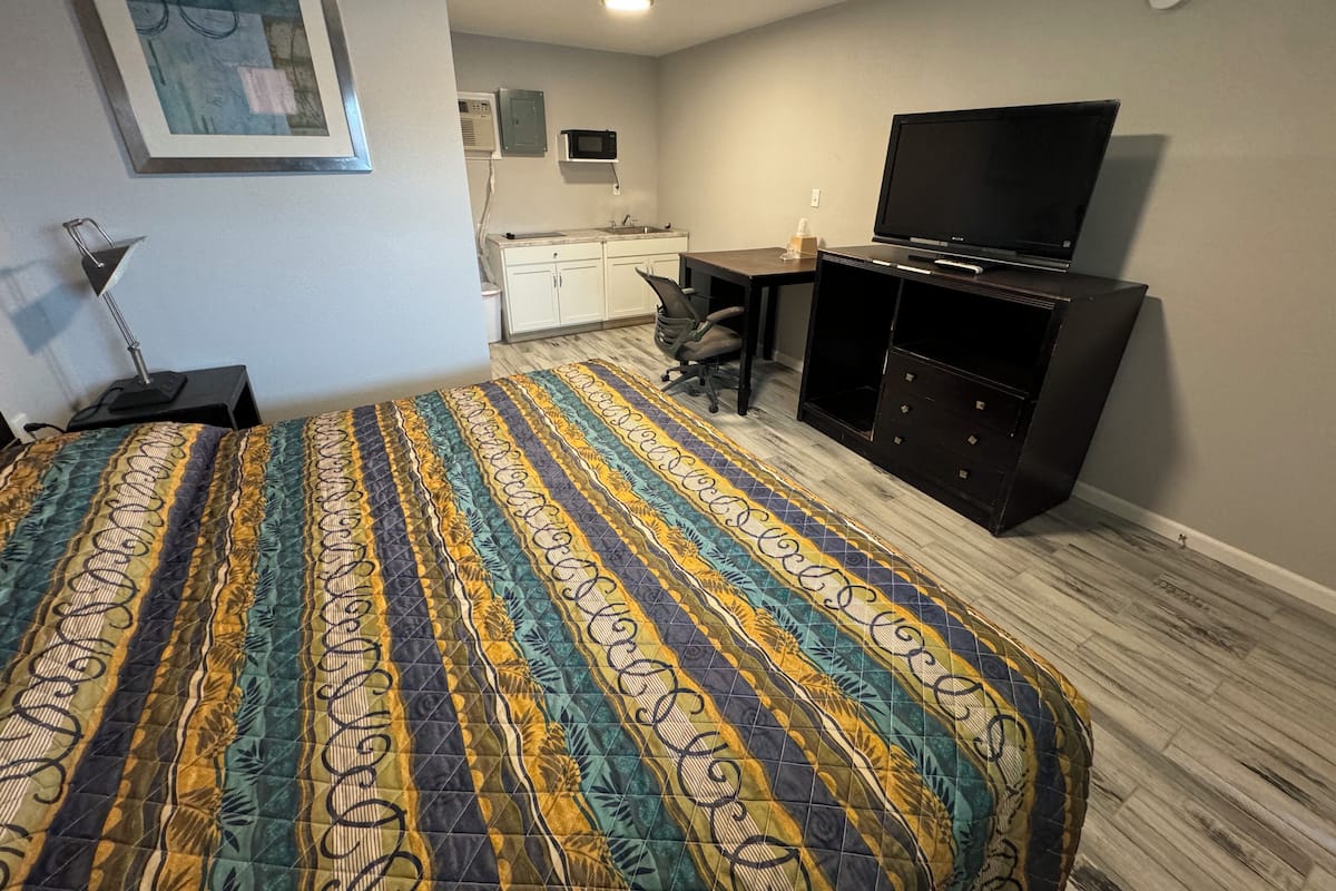 Een bureau, verduisterende gordijnen, een strijkplank/strijkijzer