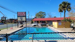 Un motel con piscina, un cartel que anuncia tarifas diarias, HBO y WiFi.