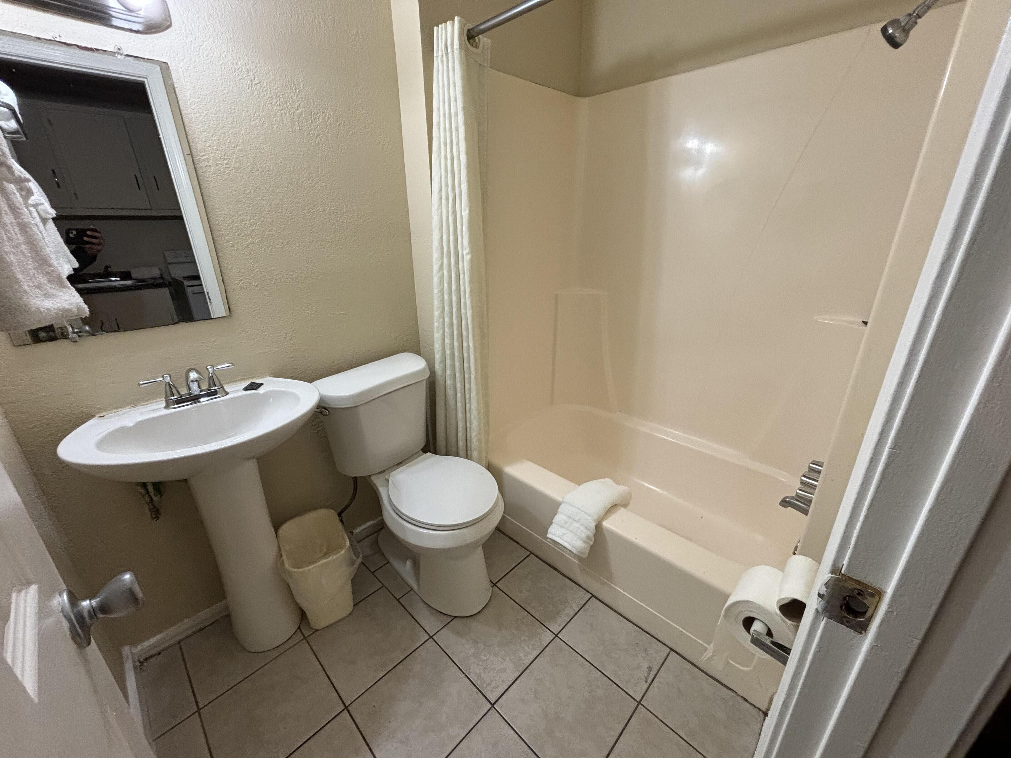 Un baño con lavabo, inodoro y bañera.