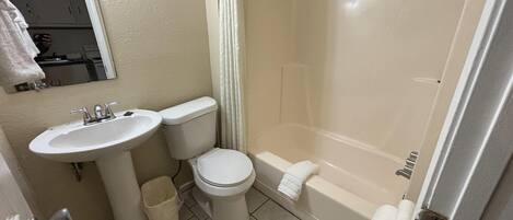 Un baño con lavabo, inodoro y bañera.