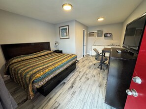 Desk, blackout drapes, iron/ironing board, free WiFi - Cook's Motel- Panama City Beach (Panama City Beach)