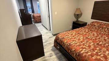 Escritorio, cortinas blackout y tabla de planchar con plancha