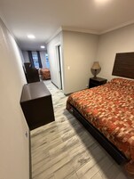 Escritorio, cortinas blackout y tabla de planchar con plancha 