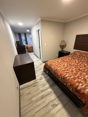 Escritorio, cortinas opacas, tabla de planchar con plancha y wifi gratis