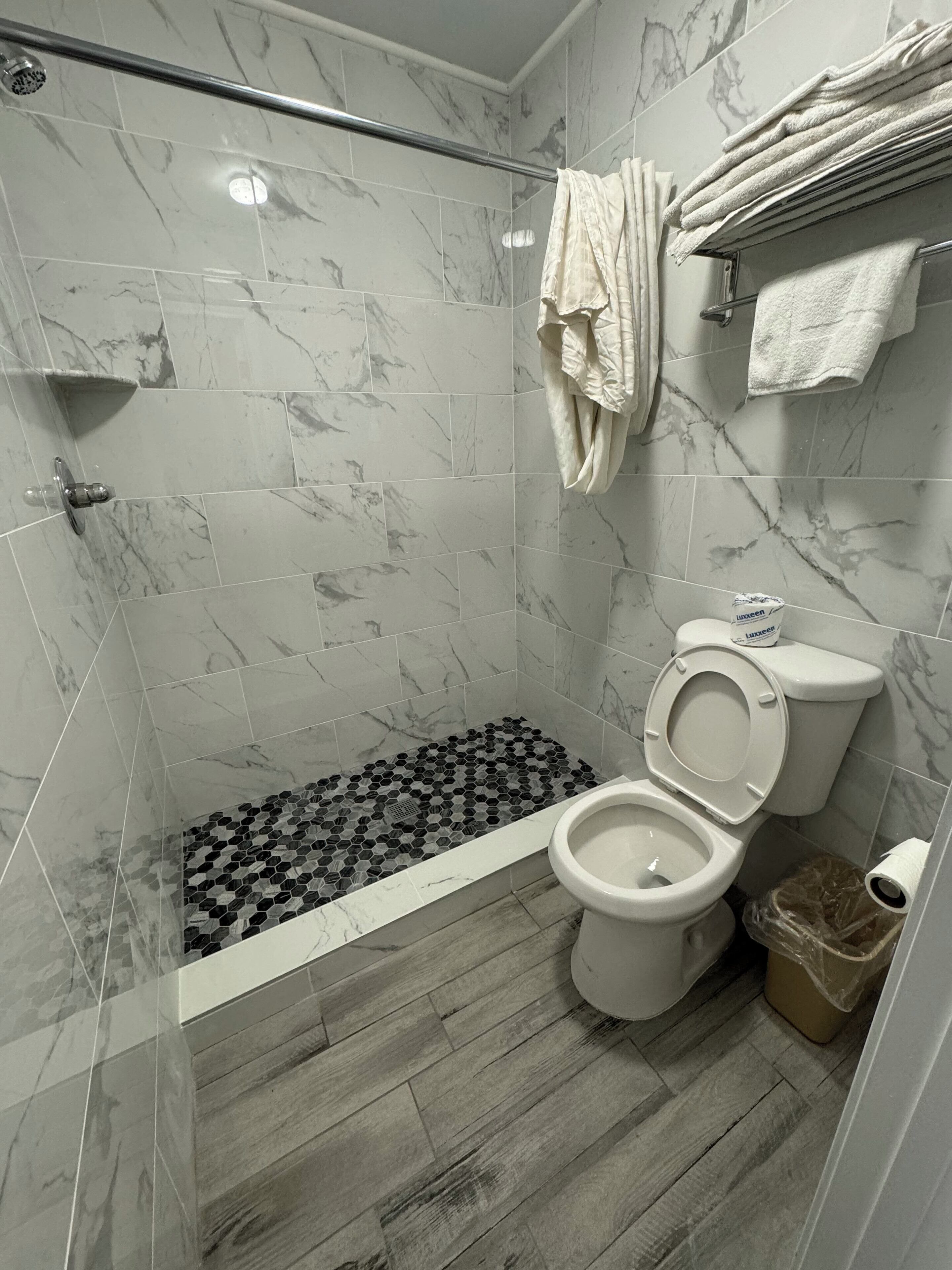 Serviettes fournies, savon, papier toilette
